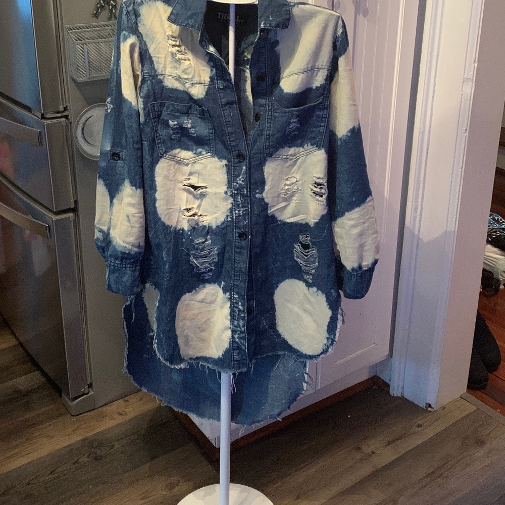 Thrill jeans‎ hi low distressed  button down top. Worn once